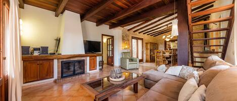 テレビ、暖炉、DVD プレーヤー、卓球台