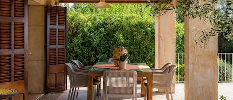 Outdoor dining