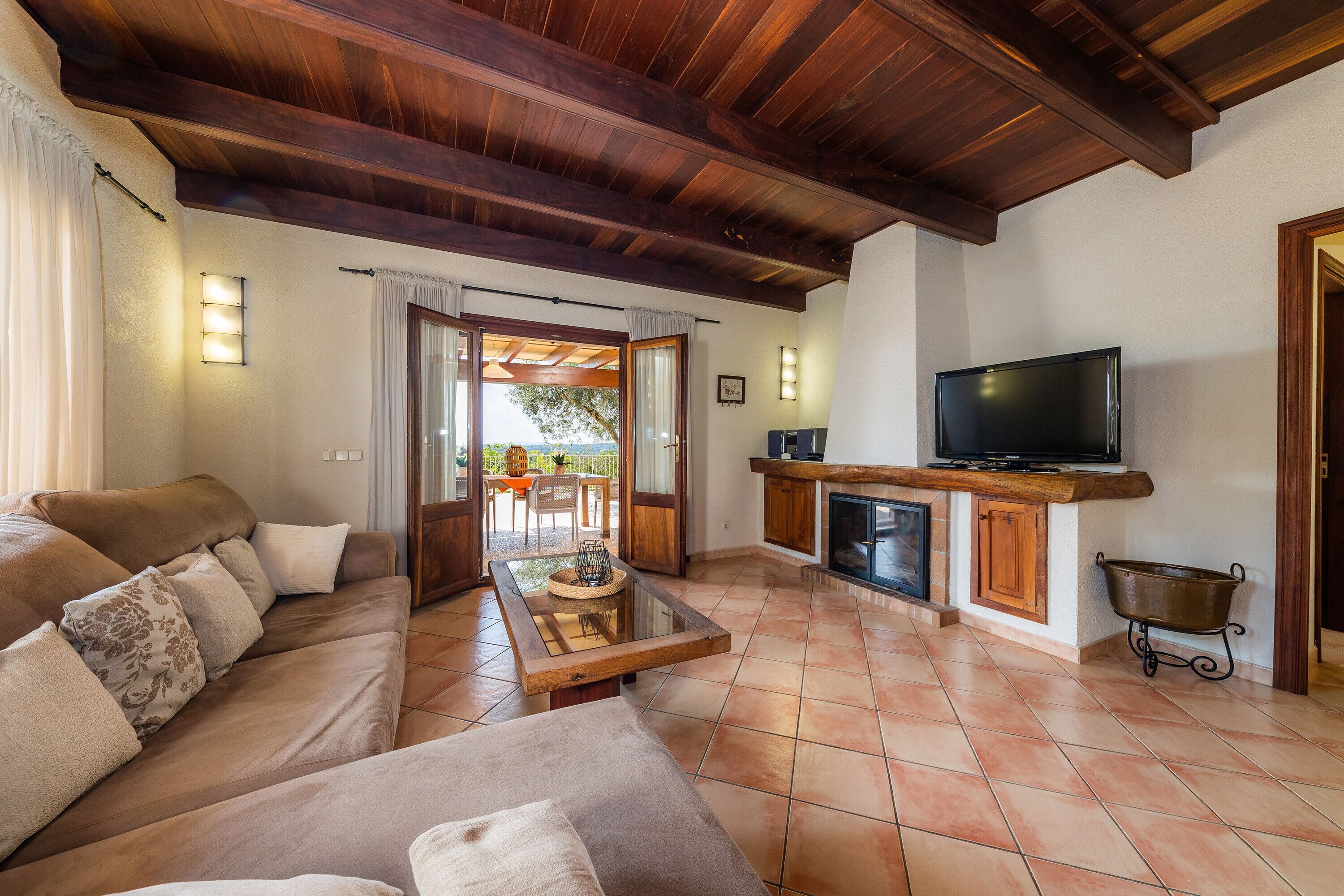 Een televisie, een open haard, een dvd-speler en een tafeltennistafel