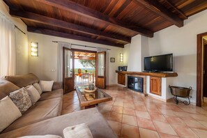 Een televisie, een open haard, een dvd-speler en een tafeltennistafel