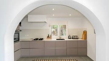 Een koelkast, een oven, een kookplaat, een vaatwasser