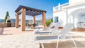 A terrace with a pergola, outdoor seating, and a view of mountains. - Villa "Casa Silencio" with Sea View, Private Pool & Wi-Fi (Cómpeta)