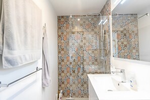 Douche, sèche-cheveux, serviettes fournies