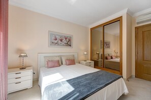 2 bedrooms, iron/ironing board, free WiFi, bed sheets - Holiday Apartment "Palmeiras Reais 110" with Mountain View, Shared Heated Pool & Wi-Fi (Portimão)