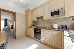 Fridge, microwave, oven, stovetop - Holiday Apartment "Palmeiras Reais 110" with Mountain View, Shared Heated Pool & Wi-Fi (Portimão)