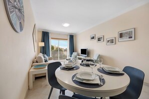 Dining - Holiday Apartment "Palmeiras Reais 110" with Mountain View, Shared Heated Pool & Wi-Fi (Portimão)