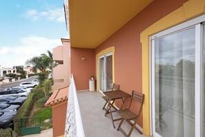 Outdoor dining - Holiday Apartment "Palmeiras Reais 110" with Mountain View, Shared Heated Pool & Wi-Fi (Portimão)