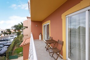 Outdoor dining - Holiday Apartment "Palmeiras Reais 110" with Mountain View, Shared Heated Pool & Wi-Fi (Portimão)