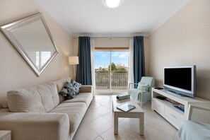 TV - Holiday Apartment "Palmeiras Reais 110" with Mountain View, Shared Heated Pool & Wi-Fi (Portimão)