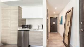 Refrigerador, microondas, cafetera y tetera y tostadora