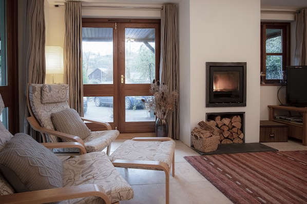 32-inch TV with cable channels, fireplace