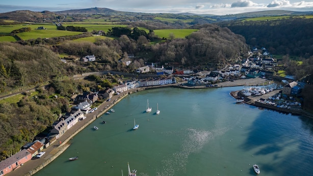 A coastal village with a marina, houses, and a river. - Llais Afon - 3 Bedroom Holiday Home - Fishguard (Fishguard)
