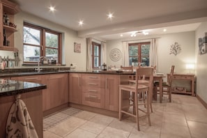 Microwave, oven, stovetop, dishwasher - Llais Afon - 3 Bedroom Holiday Home - Fishguard (Fishguard)