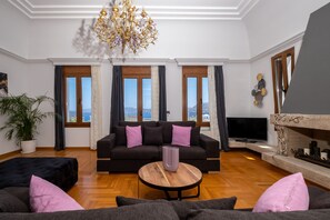 Smart TV, fireplace, DVD player