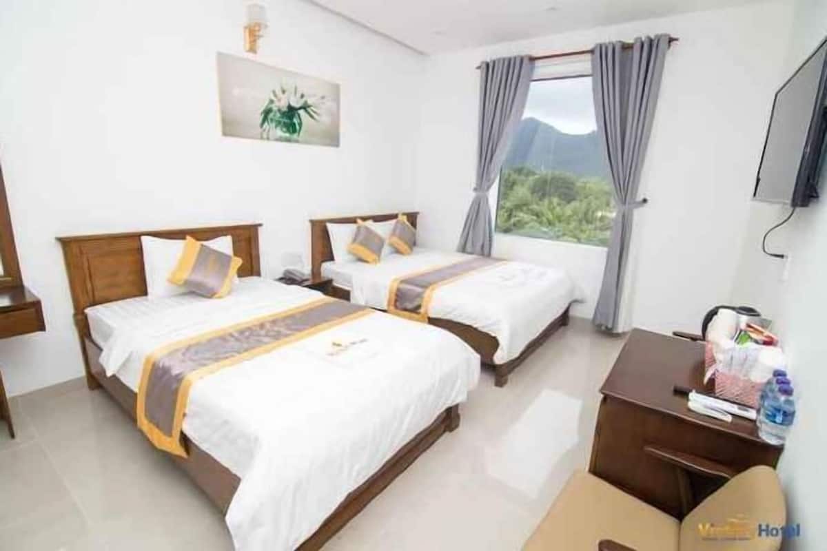 Hypo-allergenic bedding, down comforters, minibar, desk