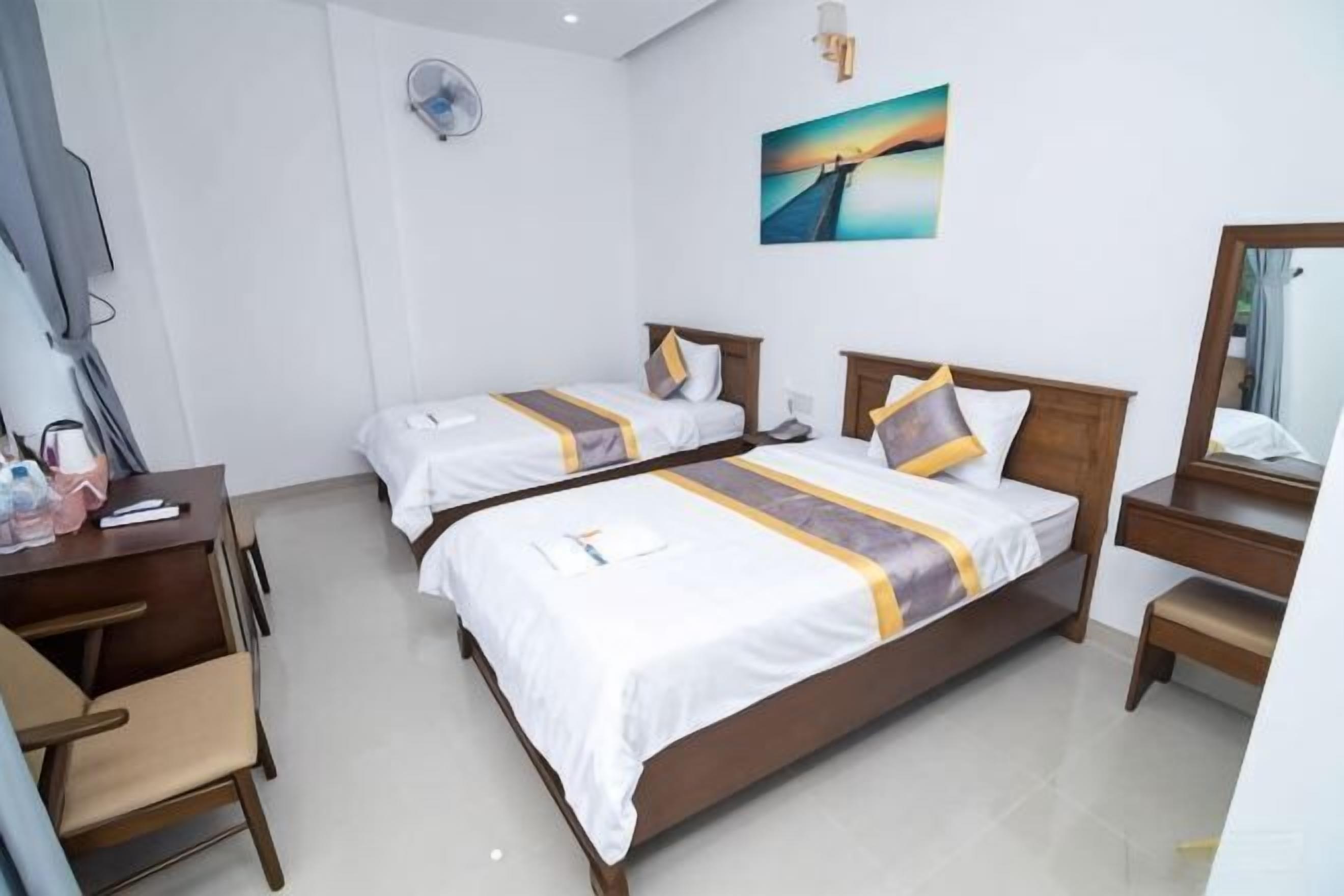 Hypo-allergenic bedding, down comforters, minibar, desk