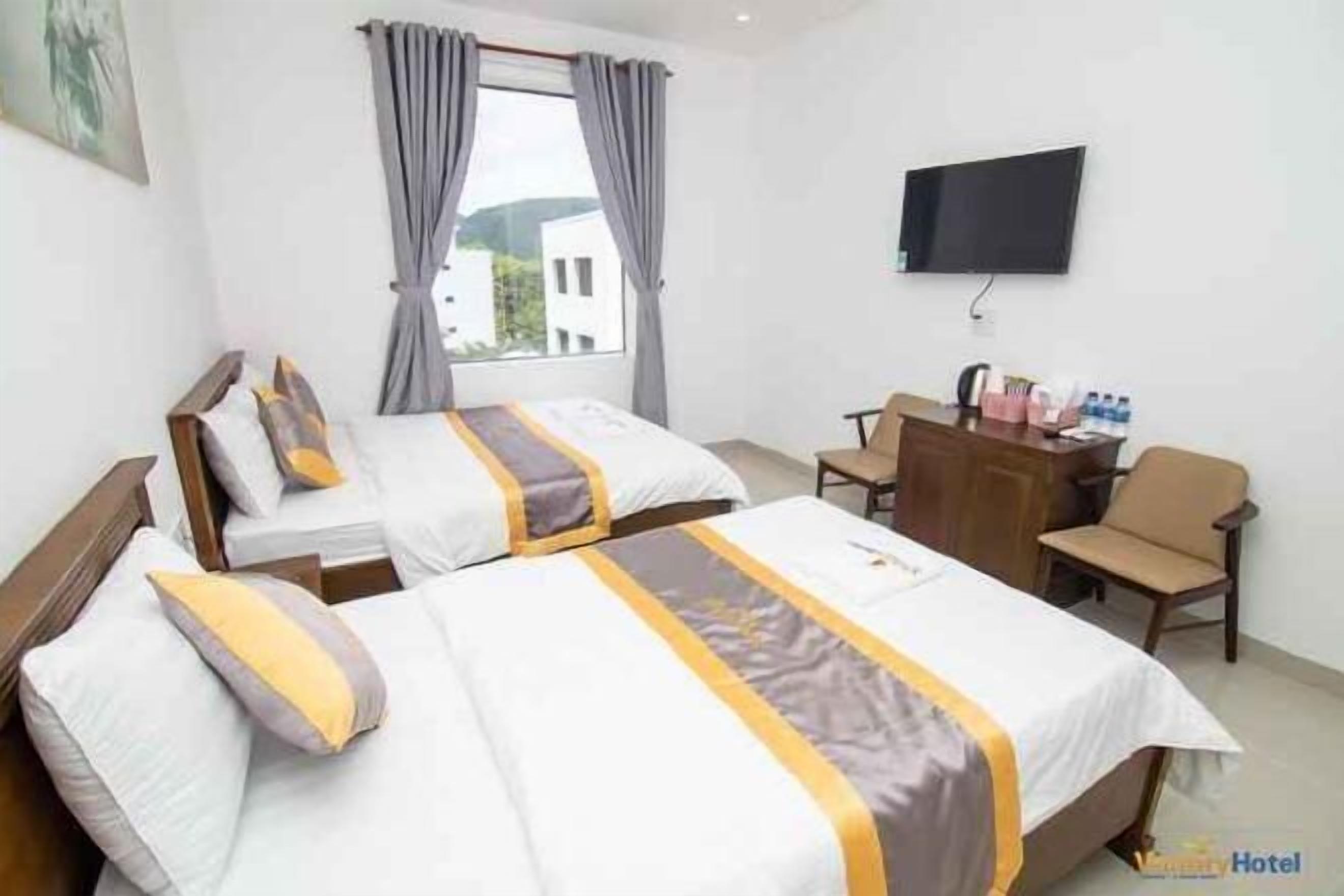 Hypo-allergenic bedding, down comforters, minibar, desk