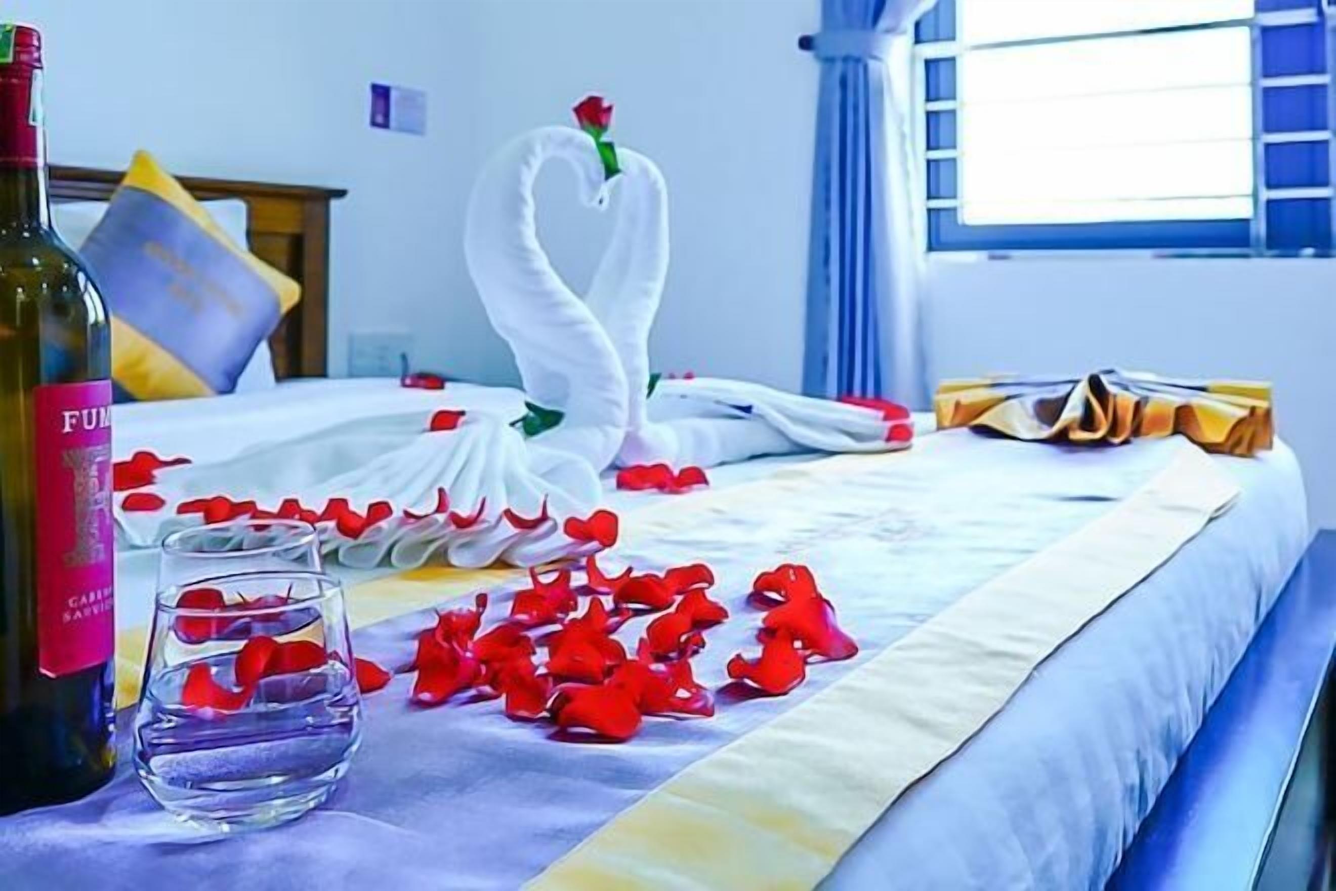 Hypo-allergenic bedding, down comforters, minibar, desk