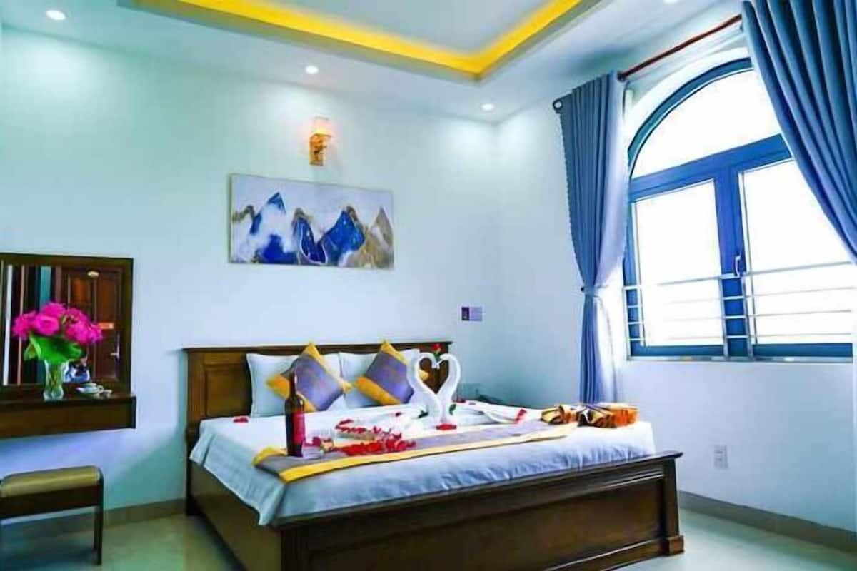 Hypo-allergenic bedding, down comforters, minibar, desk