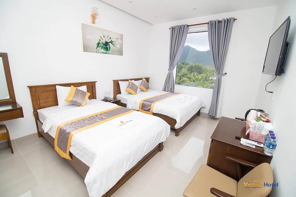 Kamar Triple Superior | Seprai antialergi, selimut bulu angsa, minibar, dan meja kerja