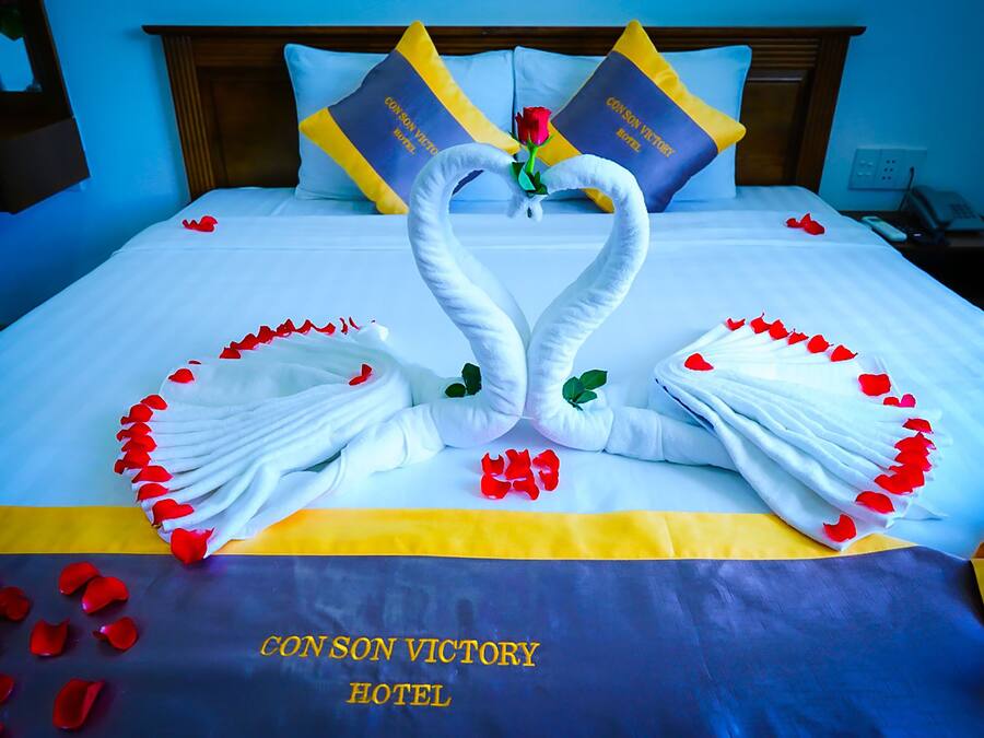 Ropa de cama hipoalergénica, edredones de plumas, minibar y escritorio