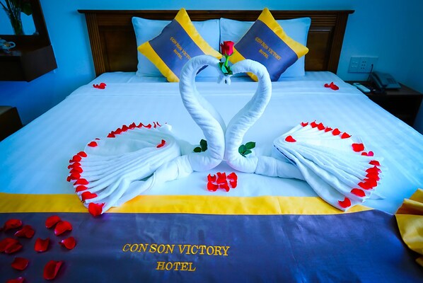 Ropa de cama hipoalergénica, cubrecamas, minibar y escritorio