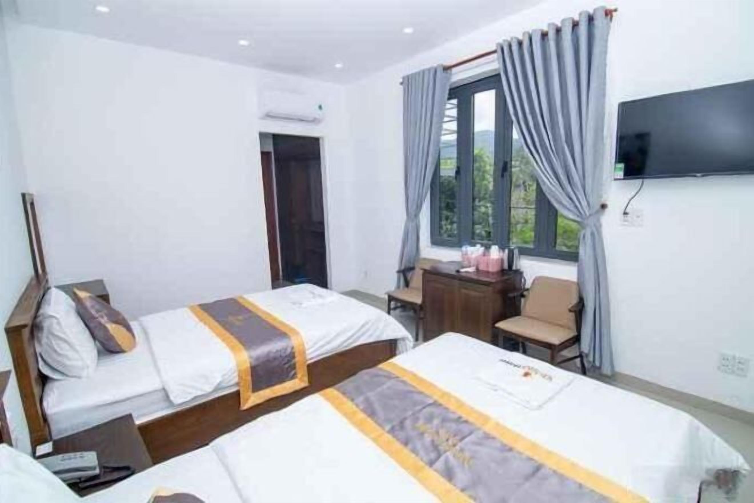 Hypo-allergenic bedding, down duvets, minibar, desk