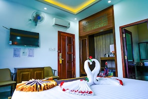 Ropa de cama hipoalergénica, cubrecamas, minibar y escritorio