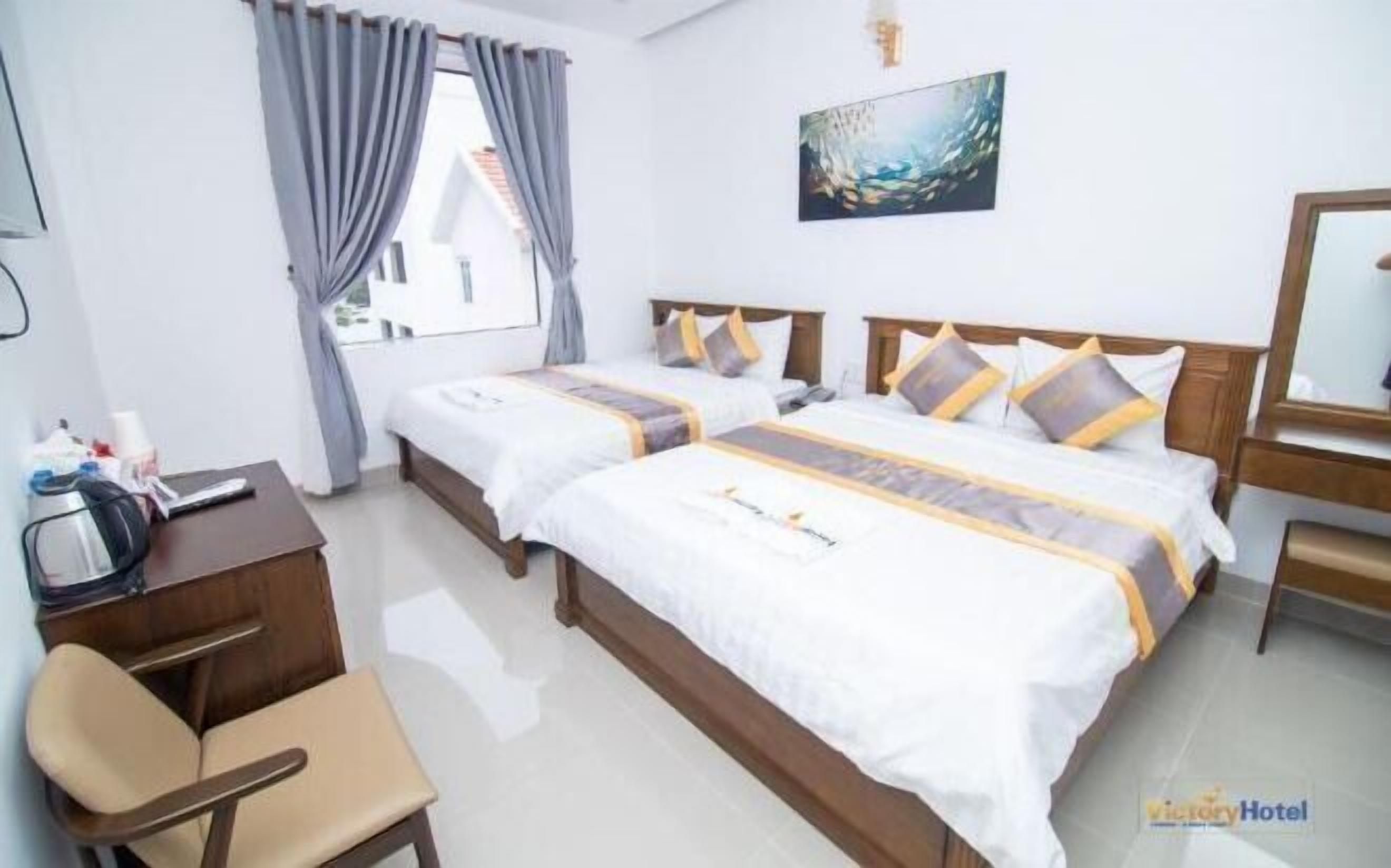 Hypo-allergenic bedding, down comforters, minibar, desk