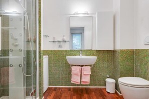 Secador de cabelo, toalhas de banho, sabonete, shampoo