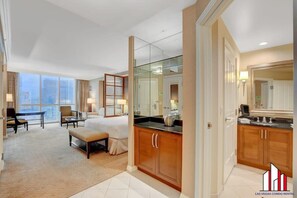 Caja de seguridad en la habitación y escritorio 