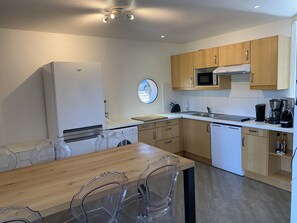 Fridge, microwave, oven, stovetop - WARM AND SPACIOUS HOUSE (Lacanau)
