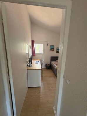 A compact room with a desk, chair, and bed. - A WARM AND SPACIOUS HOUSE (Lacanau)