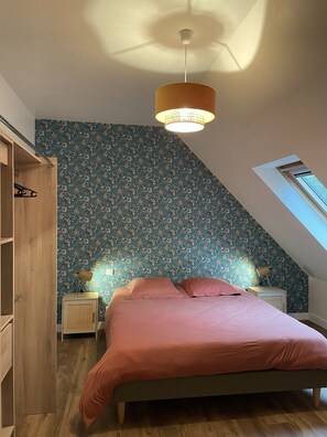 3 dormitoris, planxa i posts de planxar i un bressol de viatge 