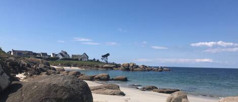 Playa en los alrededores y camastros
