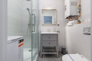 Ducha, artículos de higiene personal gratuitos y toallas