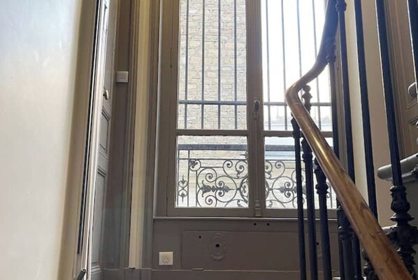 Interior - Magnificent studio renovated by architect (Paris)