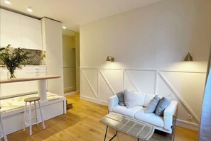 Living area - Magnificent studio renovated by architect (Paris)