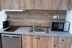 Apartment | Eigene Küche | Kühlschrank, Mikrowelle, Herdplatte, Wasserkocher mit Kaffee-/Teezubehör