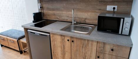 Appartement | Privékeuken | Een koelkast, een microgolfoven, een kookplaat