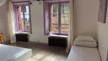 7 slaapkamers, reisbedje, internet