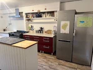 Kylskåp, mikrovågsugn, ugn och spishäll