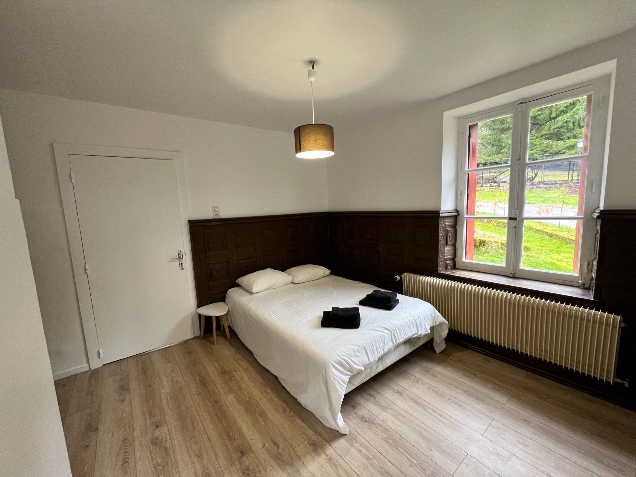 5 soverom, reiseseng for barn og internettilgang