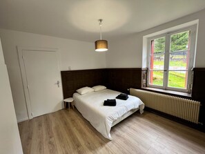 5 bedrooms, travel cot, Internet