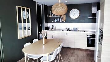 Een koelkast, een microgolfoven, een oven, een kookplaat