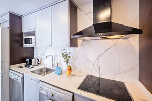 Een koelkast, een microgolfoven, een oven, een kookplaat