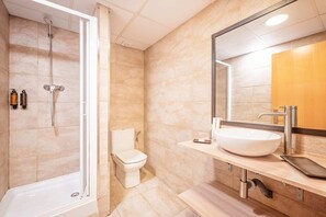 Combined shower/tub, hair dryer, towels