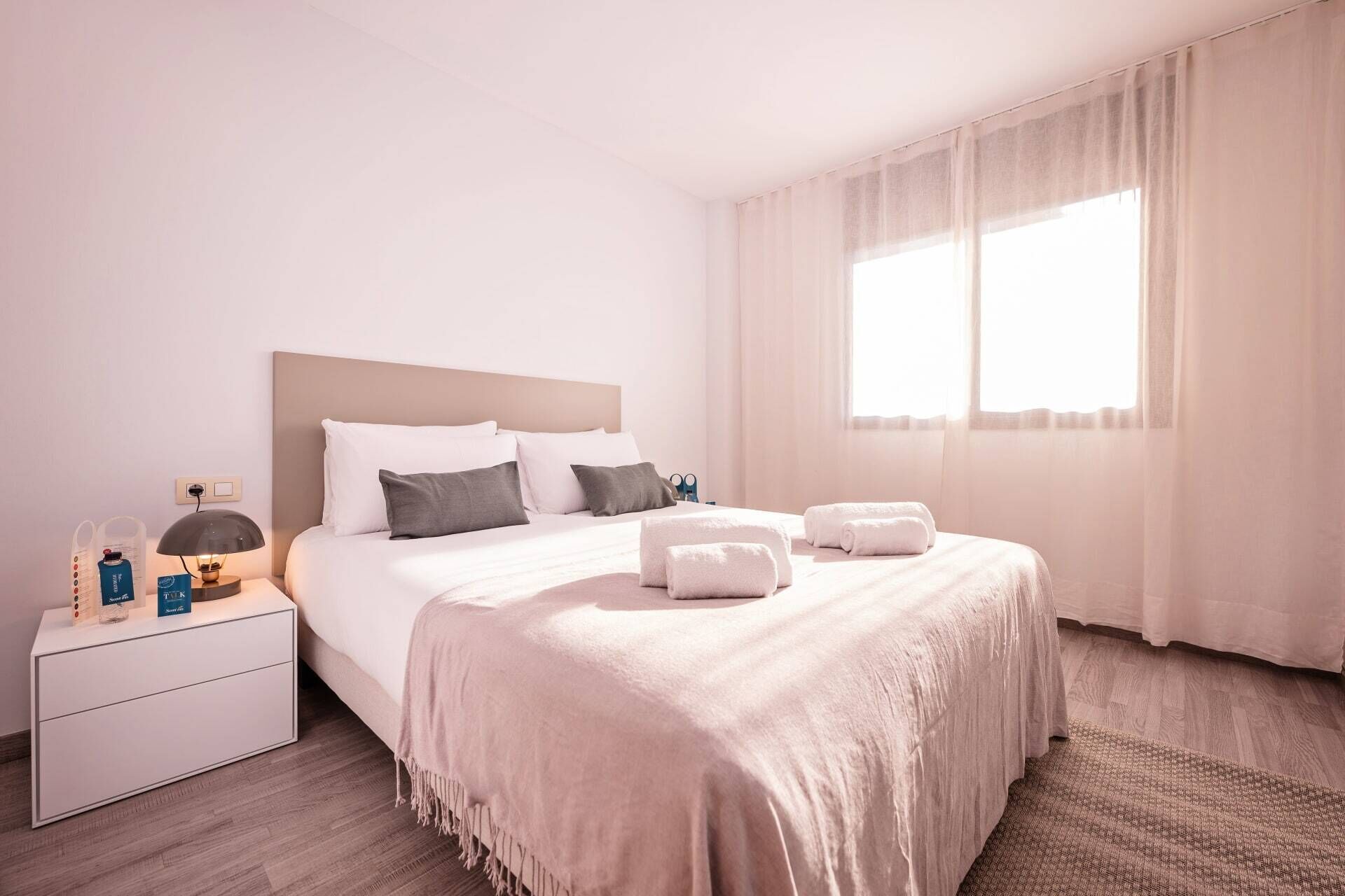 2 habitaciones, tabla de planchar con plancha y wifi gratis 