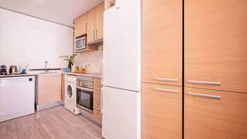 Een koelkast, een magnetron, een oven, een kookplaat