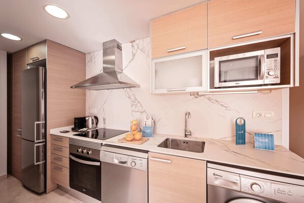 Frigorífic, microones, forn i placa de cuina 